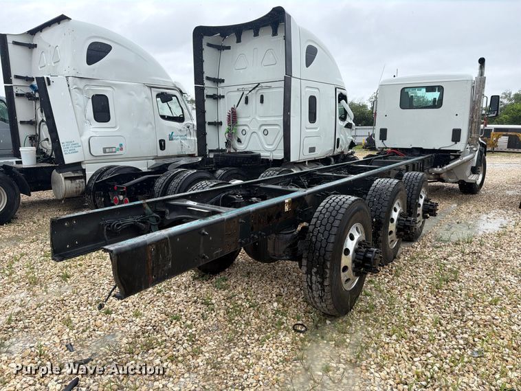 image for item YA3871 2025 Peterbilt 567 truck cab and chassis