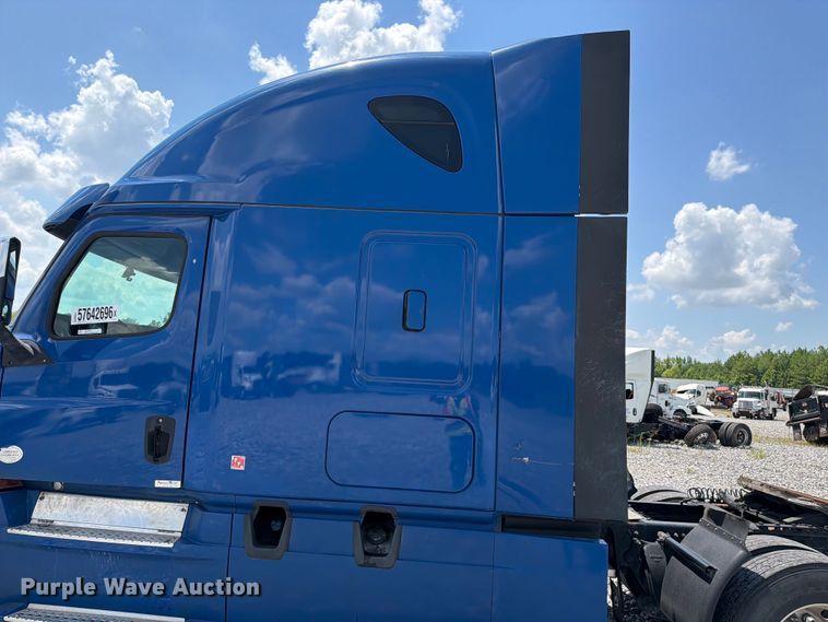image for item YA3891 2018 Freightliner Cascadia semi truck