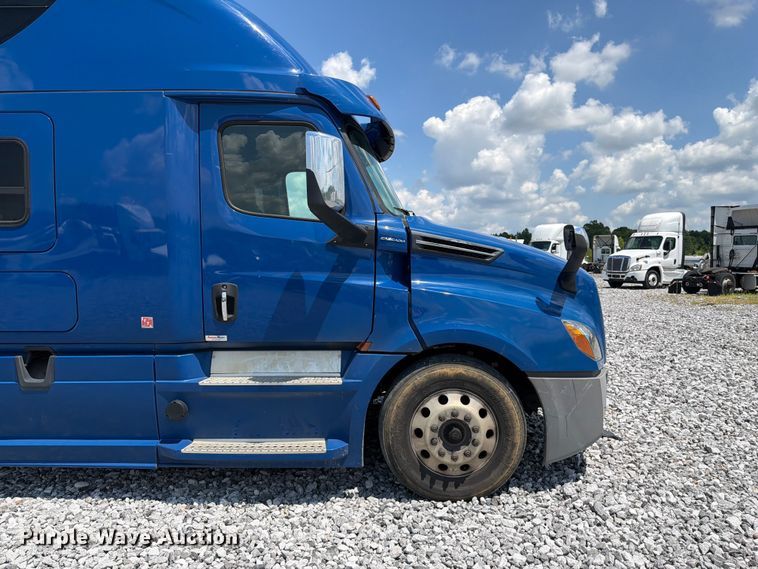 image for item YA3891 2018 Freightliner Cascadia semi truck