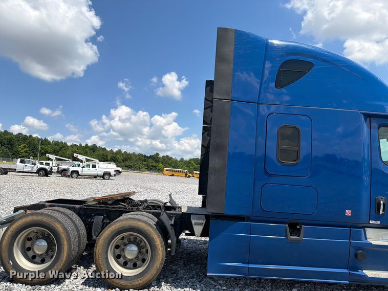 image for item YA3891 2018 Freightliner Cascadia semi truck