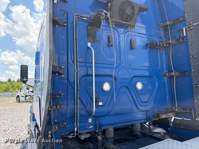 image for item YA3891 2018 Freightliner Cascadia semi truck