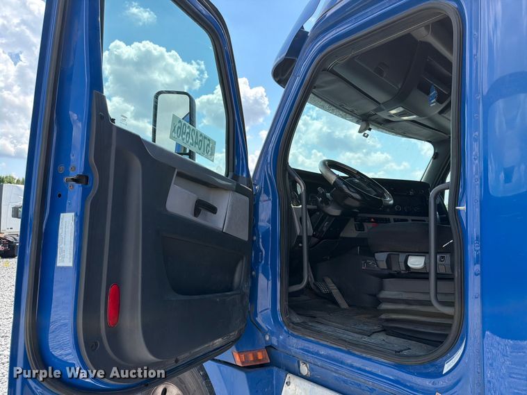 image for item YA3891 2018 Freightliner Cascadia semi truck