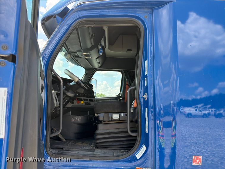image for item YA3891 2018 Freightliner Cascadia semi truck