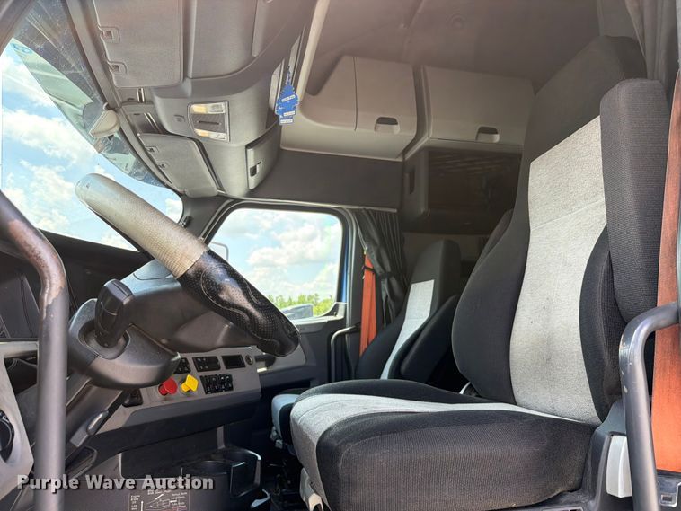 image for item YA3891 2018 Freightliner Cascadia semi truck