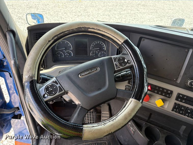 image for item YA3891 2018 Freightliner Cascadia semi truck