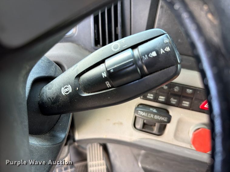image for item YA3891 2018 Freightliner Cascadia semi truck