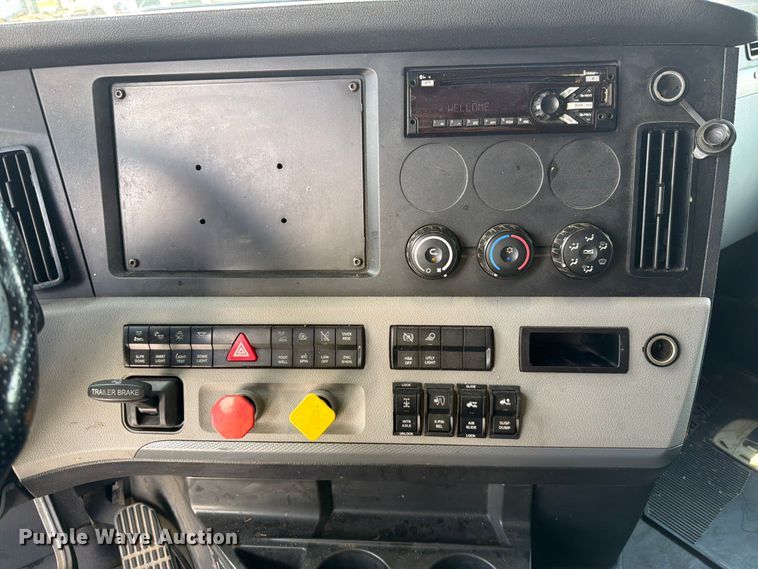 image for item YA3891 2018 Freightliner Cascadia semi truck