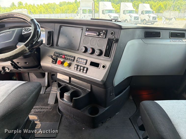 image for item YA3891 2018 Freightliner Cascadia semi truck