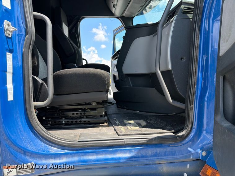 image for item YA3891 2018 Freightliner Cascadia semi truck