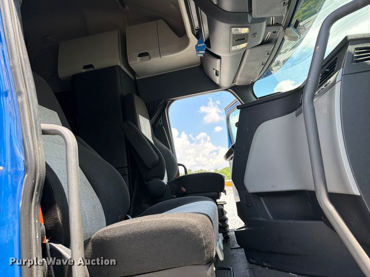 image for item YA3891 2018 Freightliner Cascadia semi truck