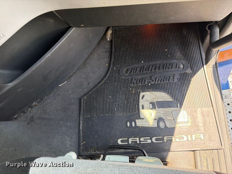 image for item YA3891 2018 Freightliner Cascadia semi truck