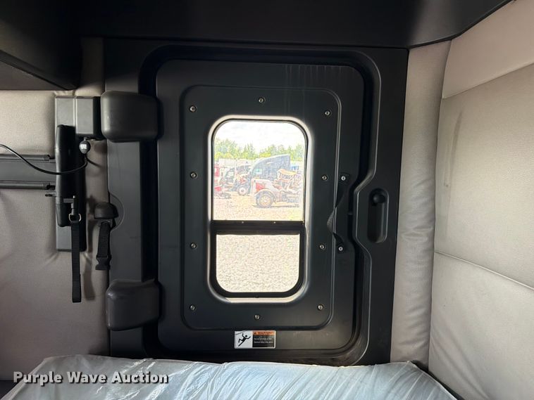 image for item YA3891 2018 Freightliner Cascadia semi truck