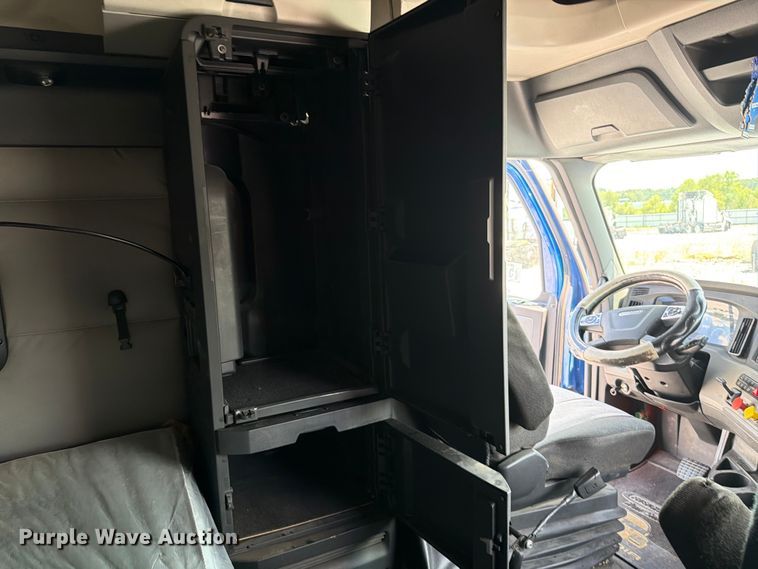 image for item YA3891 2018 Freightliner Cascadia semi truck