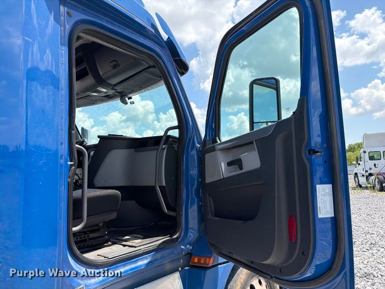 image for item YA3891 2018 Freightliner Cascadia semi truck