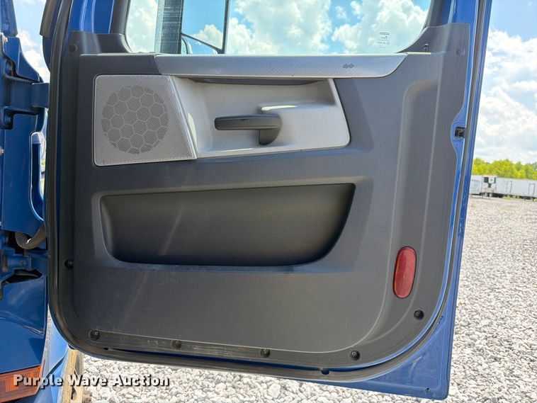 image for item YA3891 2018 Freightliner Cascadia semi truck