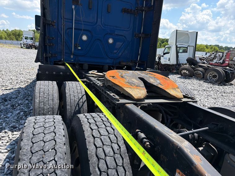 image for item YA3891 2018 Freightliner Cascadia semi truck