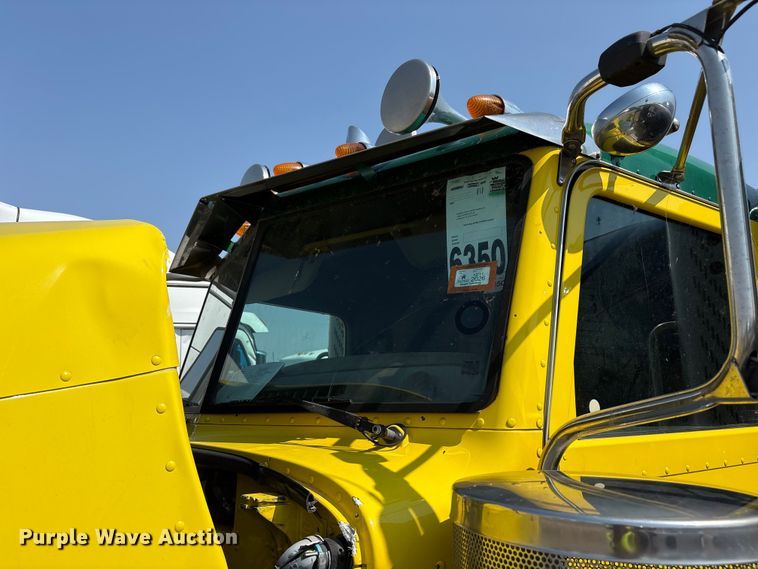 image for item YA4075 2019 Peterbilt 389 semi truck