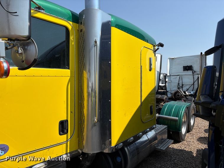 image for item YA4075 2019 Peterbilt 389 semi truck