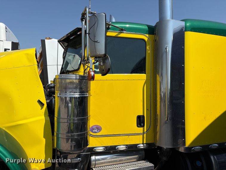 image for item YA4075 2019 Peterbilt 389 semi truck