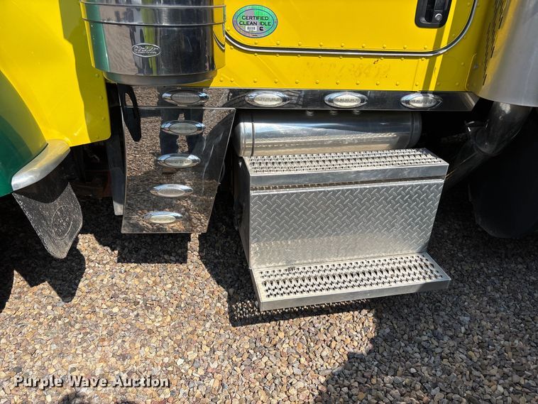 image for item YA4075 2019 Peterbilt 389 semi truck