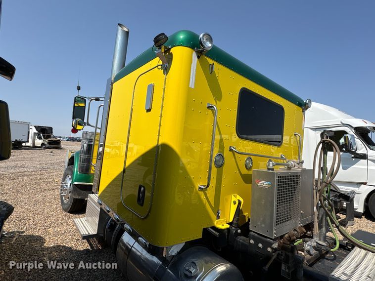 image for item YA4075 2019 Peterbilt 389 semi truck
