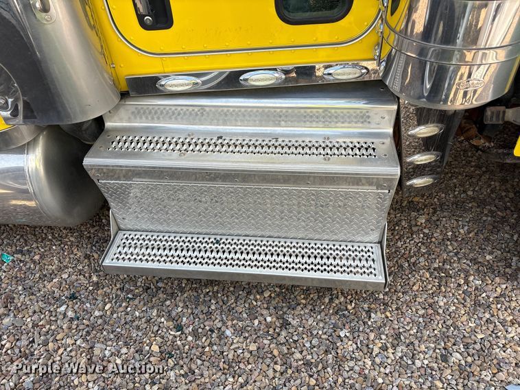 image for item YA4075 2019 Peterbilt 389 semi truck