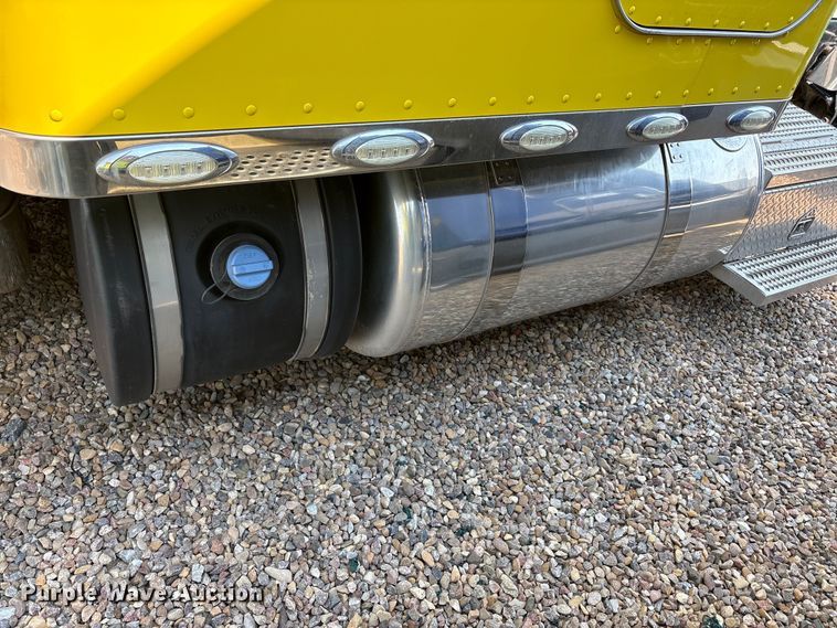 image for item YA4075 2019 Peterbilt 389 semi truck