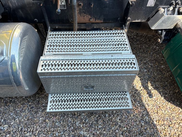 image for item YA4075 2019 Peterbilt 389 semi truck