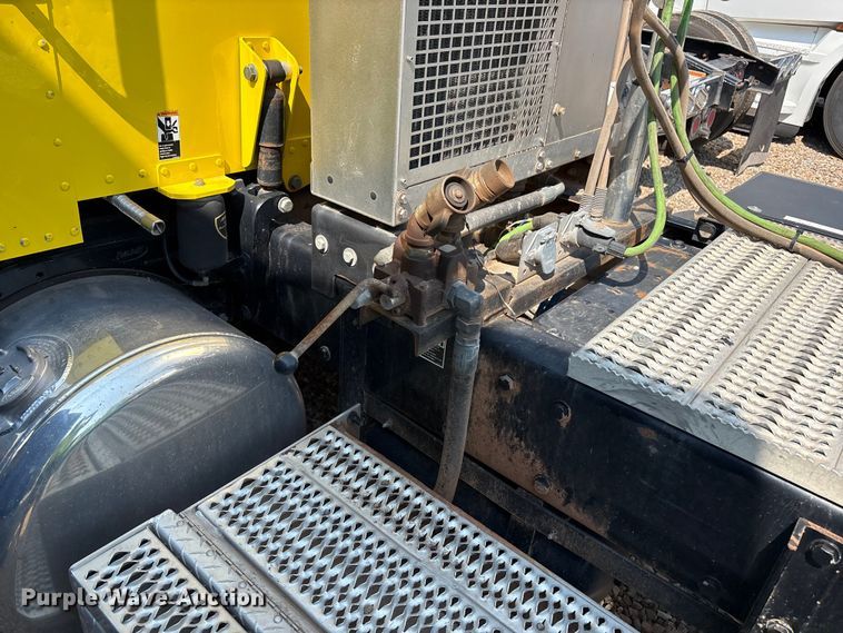 image for item YA4075 2019 Peterbilt 389 semi truck