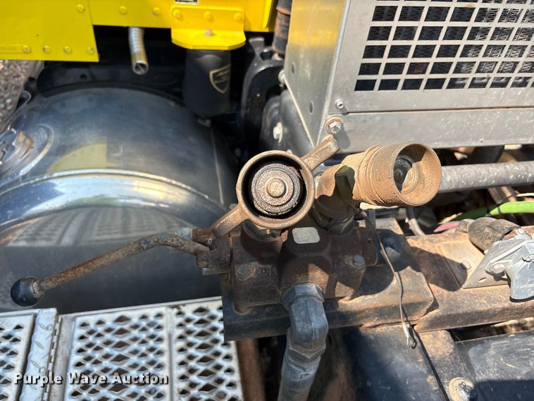 image for item YA4075 2019 Peterbilt 389 semi truck