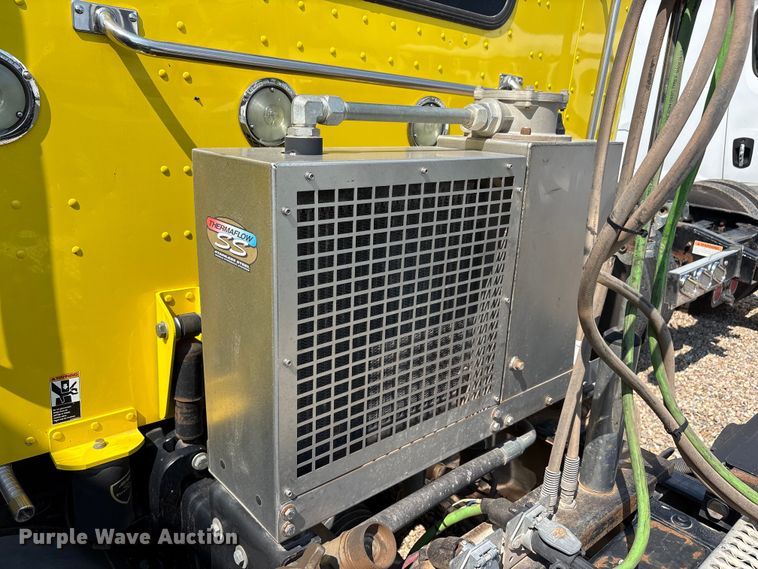image for item YA4075 2019 Peterbilt 389 semi truck