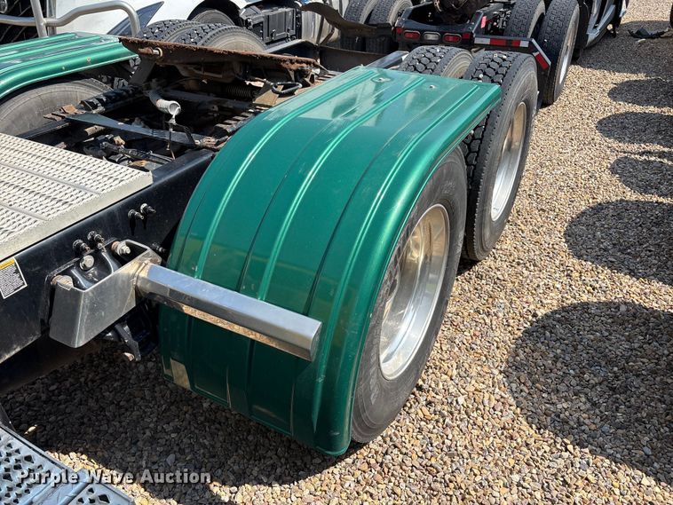 image for item YA4075 2019 Peterbilt 389 semi truck