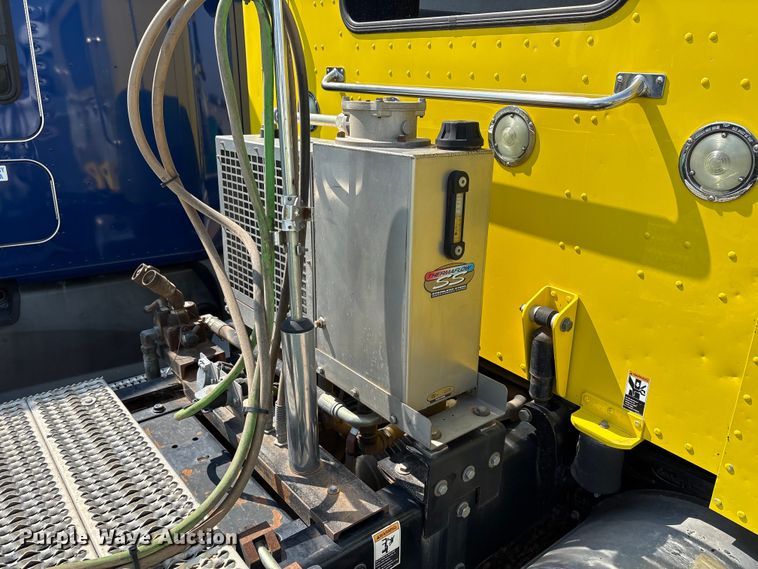 image for item YA4075 2019 Peterbilt 389 semi truck