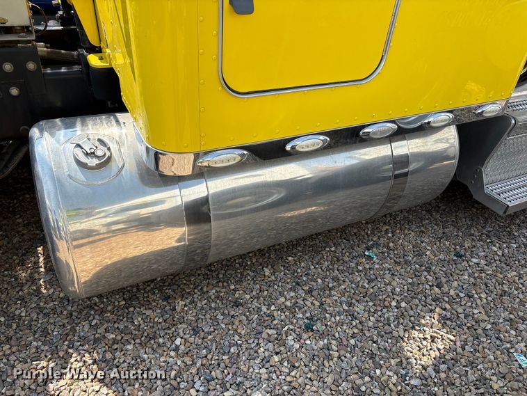image for item YA4075 2019 Peterbilt 389 semi truck