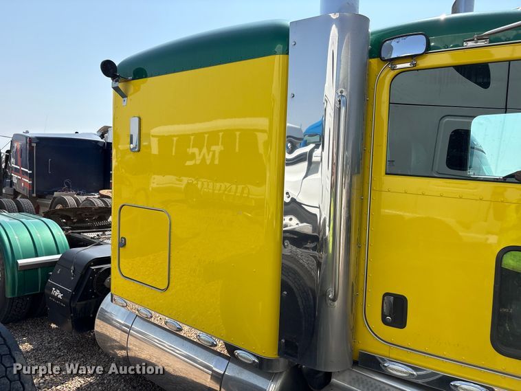 image for item YA4075 2019 Peterbilt 389 semi truck