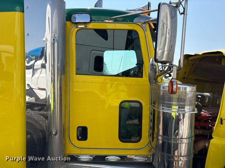 image for item YA4075 2019 Peterbilt 389 semi truck