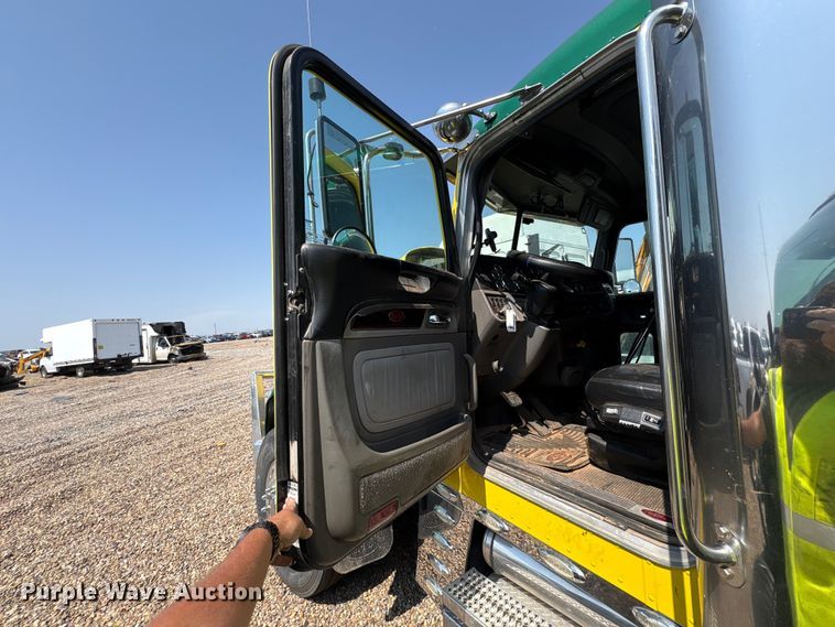 image for item YA4075 2019 Peterbilt 389 semi truck