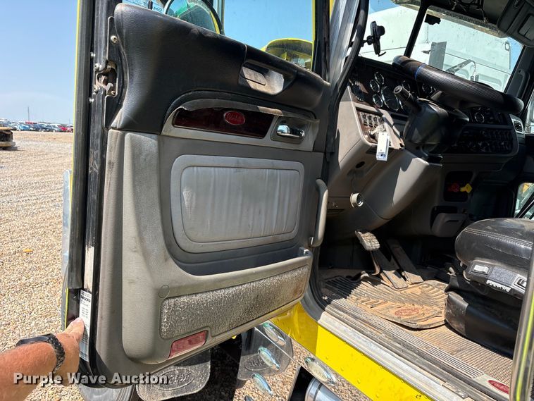 image for item YA4075 2019 Peterbilt 389 semi truck