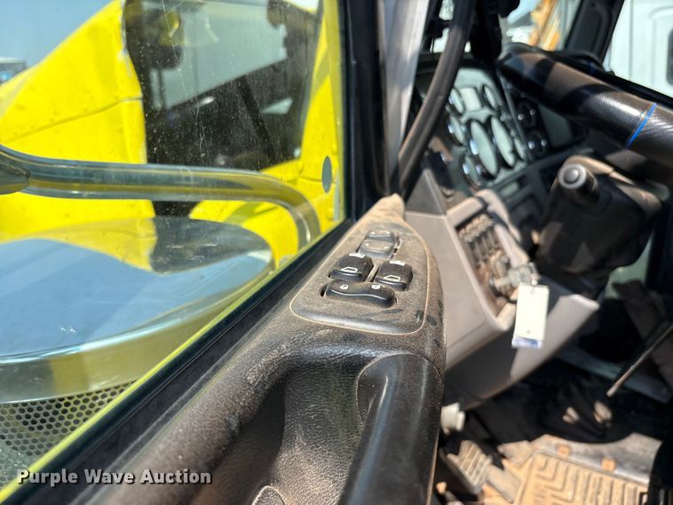 image for item YA4075 2019 Peterbilt 389 semi truck