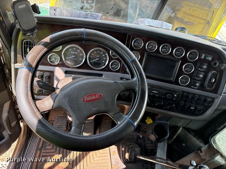 image for item YA4075 2019 Peterbilt 389 semi truck