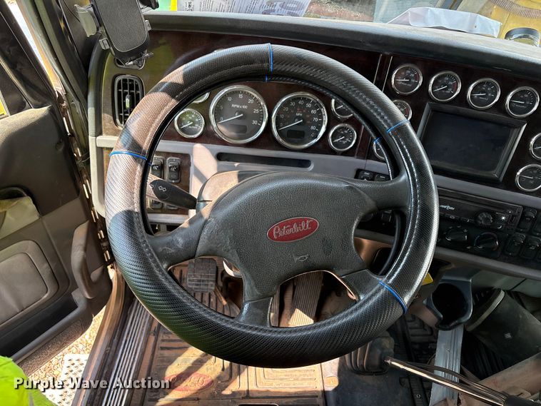 image for item YA4075 2019 Peterbilt 389 semi truck
