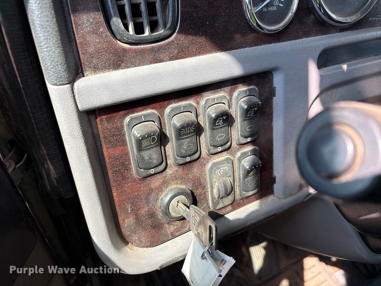 image for item YA4075 2019 Peterbilt 389 semi truck