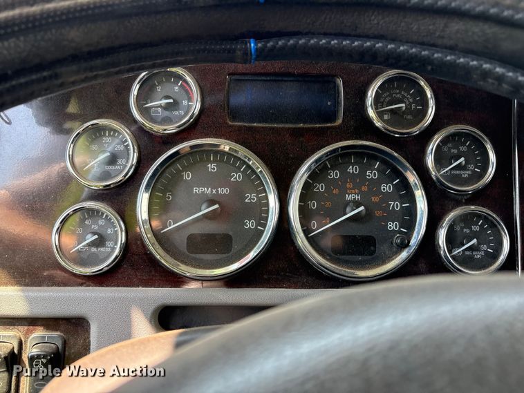 image for item YA4075 2019 Peterbilt 389 semi truck