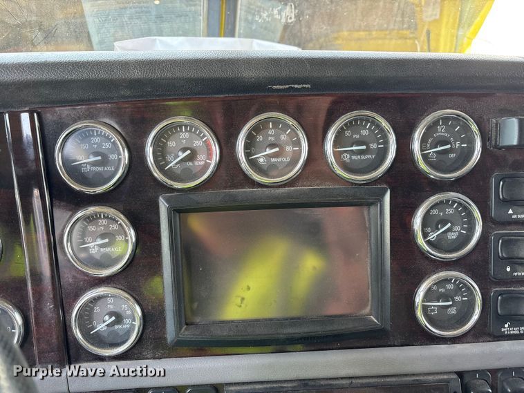 image for item YA4075 2019 Peterbilt 389 semi truck