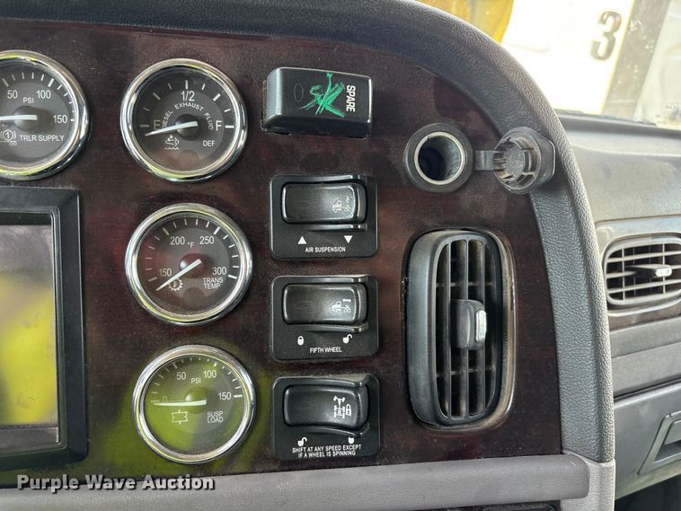 image for item YA4075 2019 Peterbilt 389 semi truck