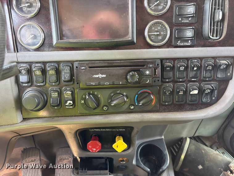 image for item YA4075 2019 Peterbilt 389 semi truck