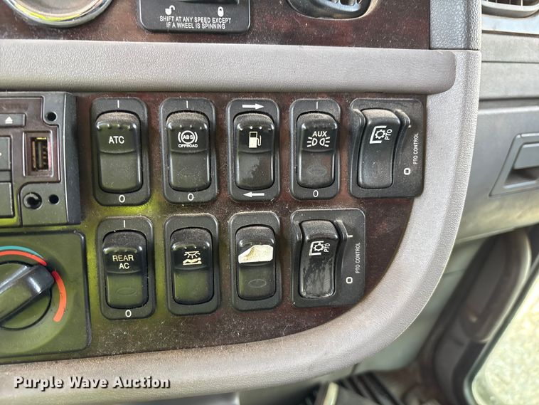 image for item YA4075 2019 Peterbilt 389 semi truck