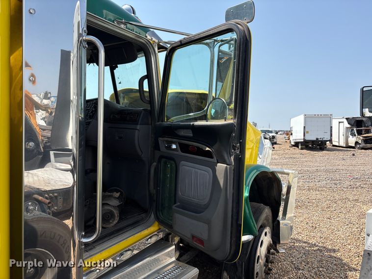 image for item YA4075 2019 Peterbilt 389 semi truck