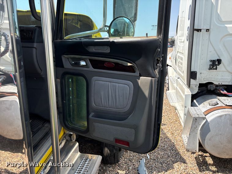 image for item YA4075 2019 Peterbilt 389 semi truck