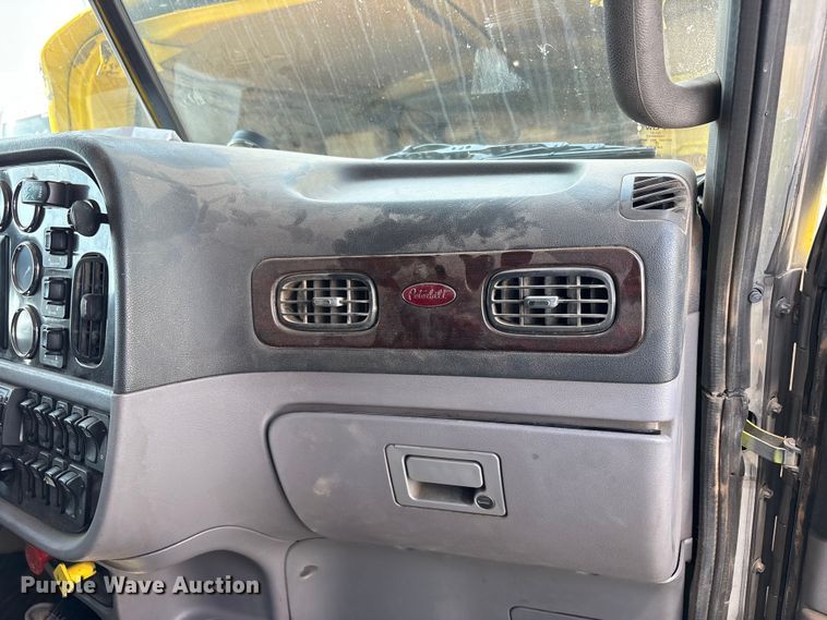 image for item YA4075 2019 Peterbilt 389 semi truck